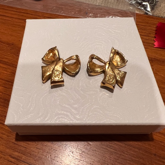 KJL for Avon Kenneth J Lane Black Enamel Bow Earrings Post Gold Tone Vintage - Picture 5 of 6